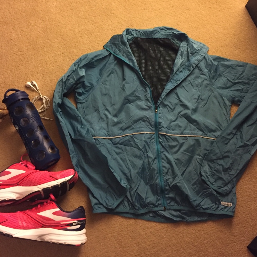 Breezy reflective workout jacket from Hind
